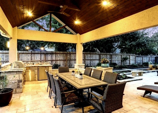 Outdoor Kitchen - Traditional Patio
