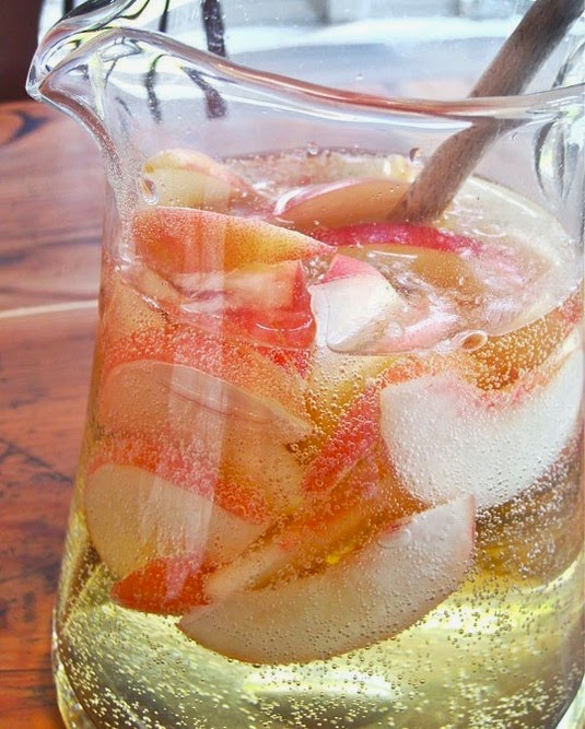 Sparkling Moscato Peach Sangria. Yes, Please!